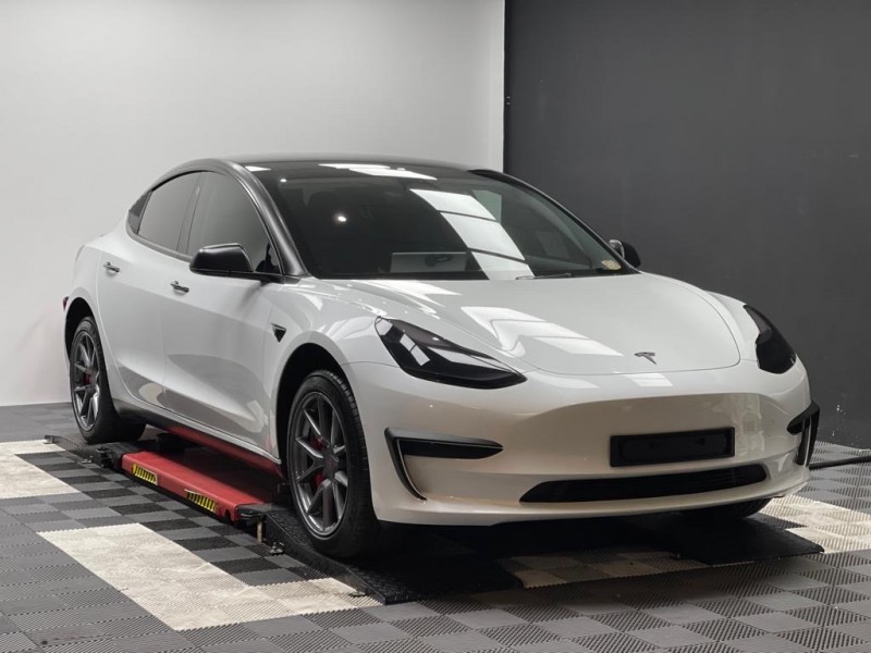 TRAITEMENT CÉRAMIQUE CARROSSERIE TESLA MODEL 3 À CARNOUX EN PROVENCE PROCHE DE MARSEILLE